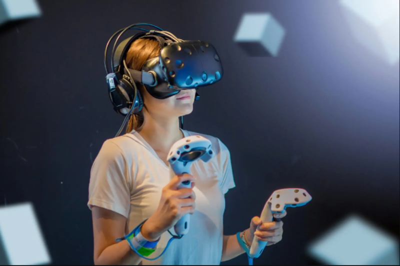 Virtual Reality có nghĩa là thực tế ảo, công nghệ tạo ra không gian mô phỏng để người dùng trải nghiệm như đang hiện diện bên trong. 